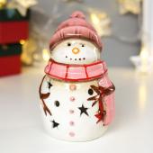 Сувенир керамика свет "Снеговик в розовой вязаной шапке и шарфе" 4886381      